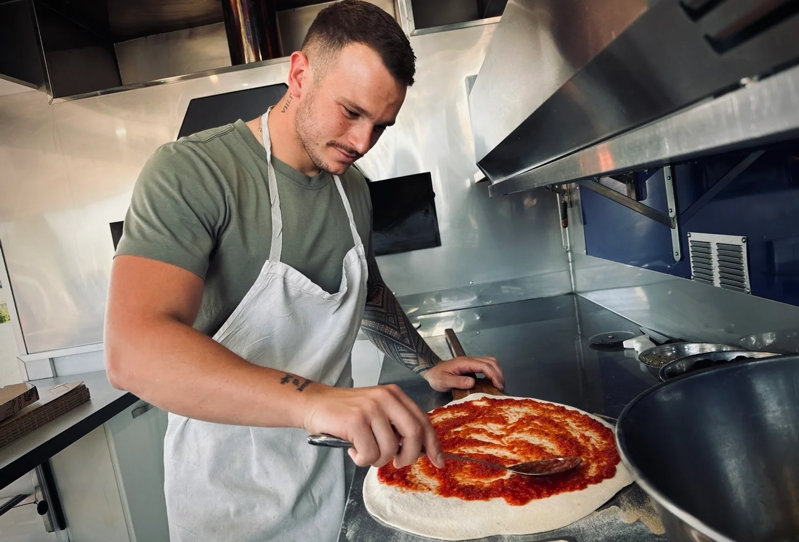 Anthony le pizzaïolo au travail